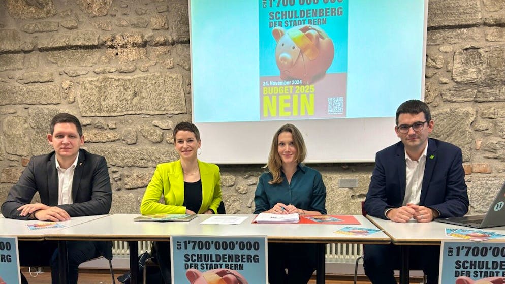 Werben mit einem lädierten Sparsöili gegen das Budget der Stadt Bern: Janosch Weyermann, Sibyl Eigenmann, Florence Pärli und Michael Hoekstra (von links nach rechts).