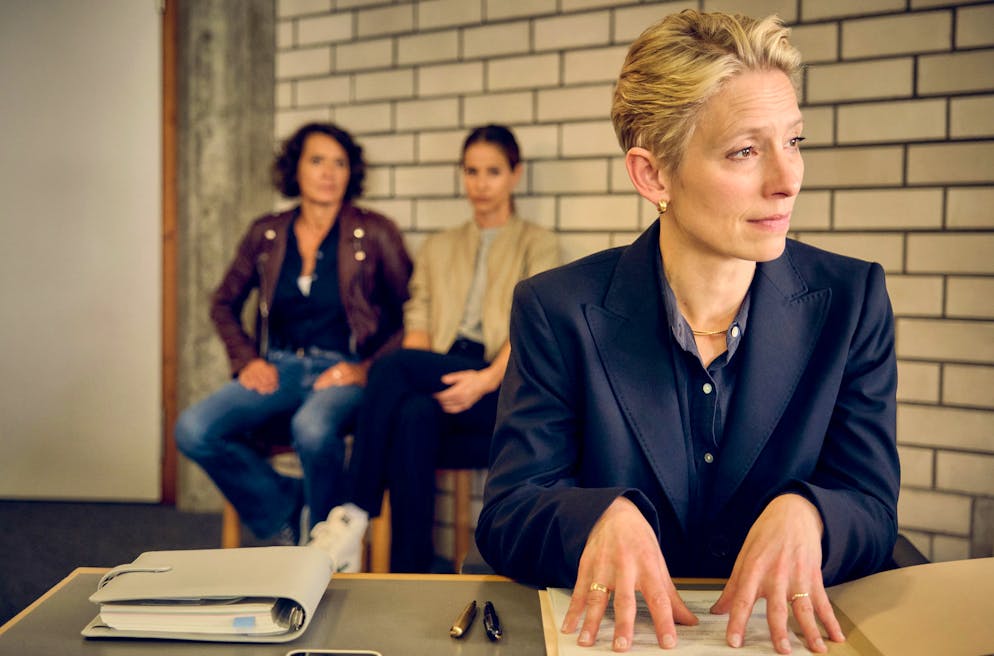 «Tatort» mit Odenthal und Stern: Werden arme Menschen von der Justiz schlechter behandelt?. Lena Odenthal (Ulrike Folkerts, links) und Johanna Stern (Lisa Bitter) beobachten die Anwältin Patricia Prinz (Sandra Borgmann, rechts) vor Gericht. Sie vertritt ein Callcenter in einem arbeitsrechtlichen Prozess - und die meist unterprivilegierten Mitarbeiter sehen darin meist schlecht aus ...