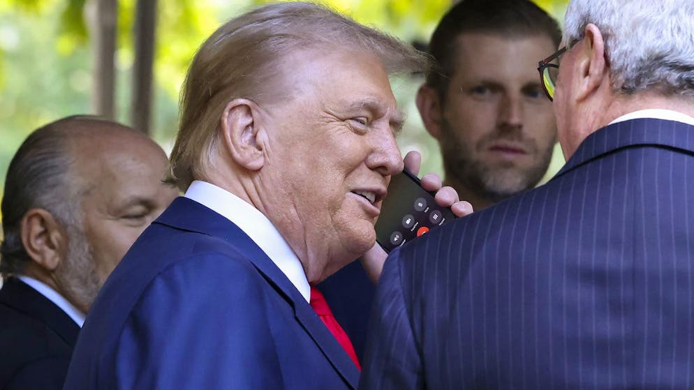 Sperrbildschirm lässt tief blicken. Rate mal, wer auf Donald Trumps Handy zu sehen ist