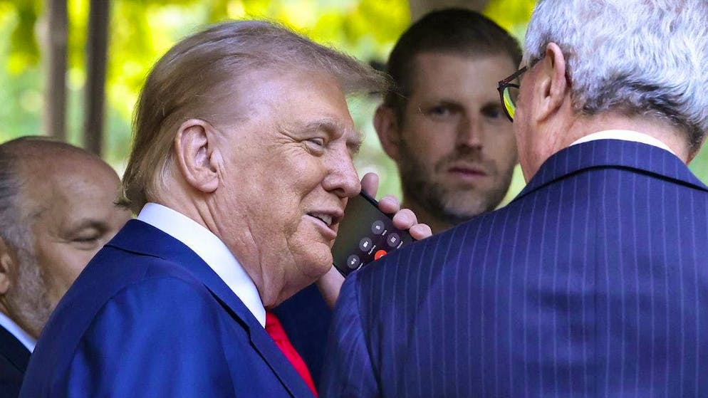 Aneddoto divertente o narcisismo?. Ecco chi c'è sulla schermata di blocco dello smartphone di Donald Trump