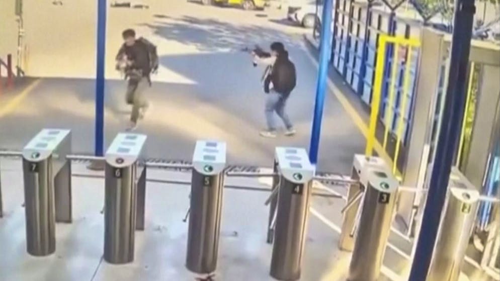 Ein Bild einer Überwachungskamera zeigt zwei Personen mit Gewehren und Rucksäcken beim Angriff auf ein türkisches Rüstungsunternehmen am Mittwoch. 