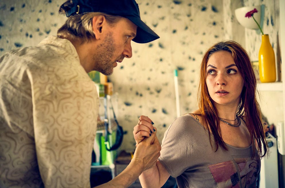 «Tatort» mit Odenthal und Stern: Werden arme Menschen von der Justiz schlechter behandelt?. Piet Sievert (Matthias Lier) besucht seine Mitarbeiterin Marie Polat (Emma Drogunova) zu Hause.