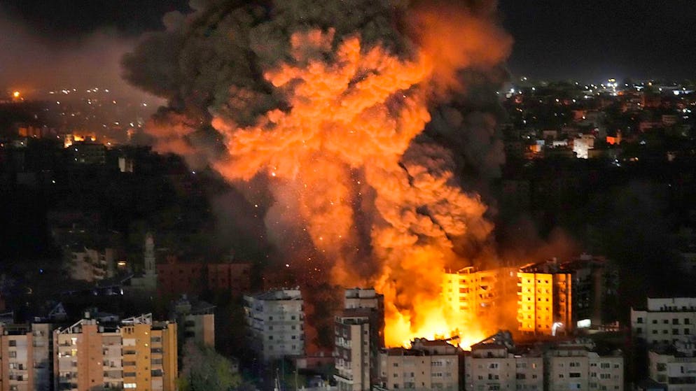 dpatopbilder - Flammen und Rauch steigen aus Gebäuden auf, die von israelischen Luftangriffen in einem südlichen Vorort von Beirut getroffen wurden. Foto: Hussein Malla/AP/dpa