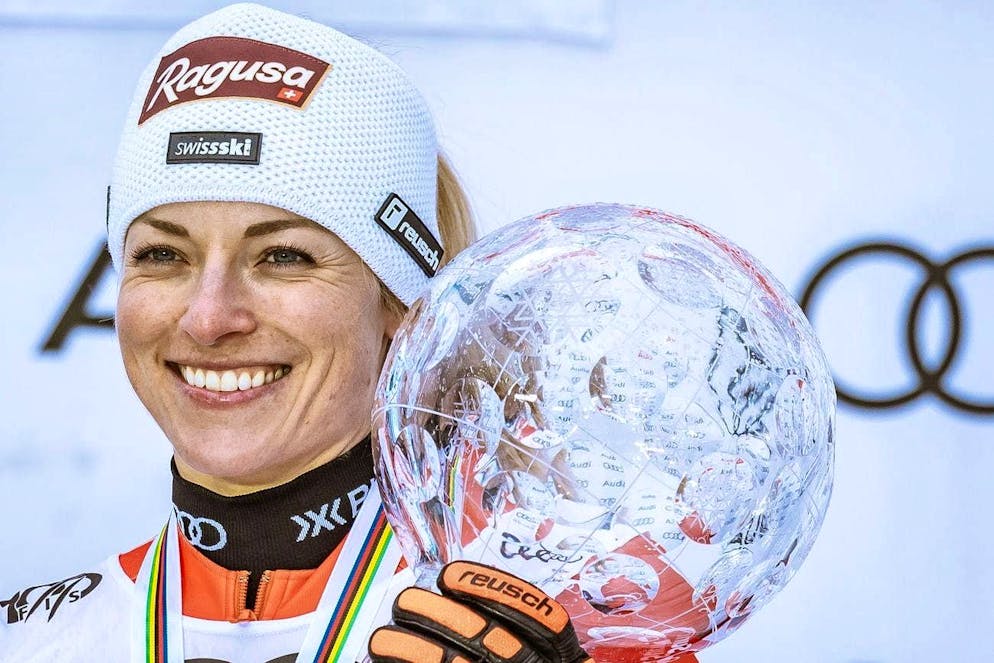 Lara Gut-Behrami con la grande sfera di cristallo. La scritta Ragusa sulla fascia per capelli era d'obbligo.