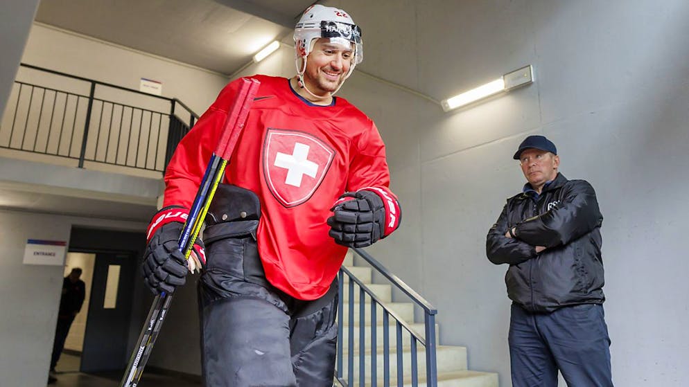 Das Schweizerwappen soll künftig legal auf den Trikots der Eishockey-Nationalmannschaft getragen werden können. Dieser Ansicht ist nach dem Ständerat auch die zuständige Nationalratskommission. (Archivbild)