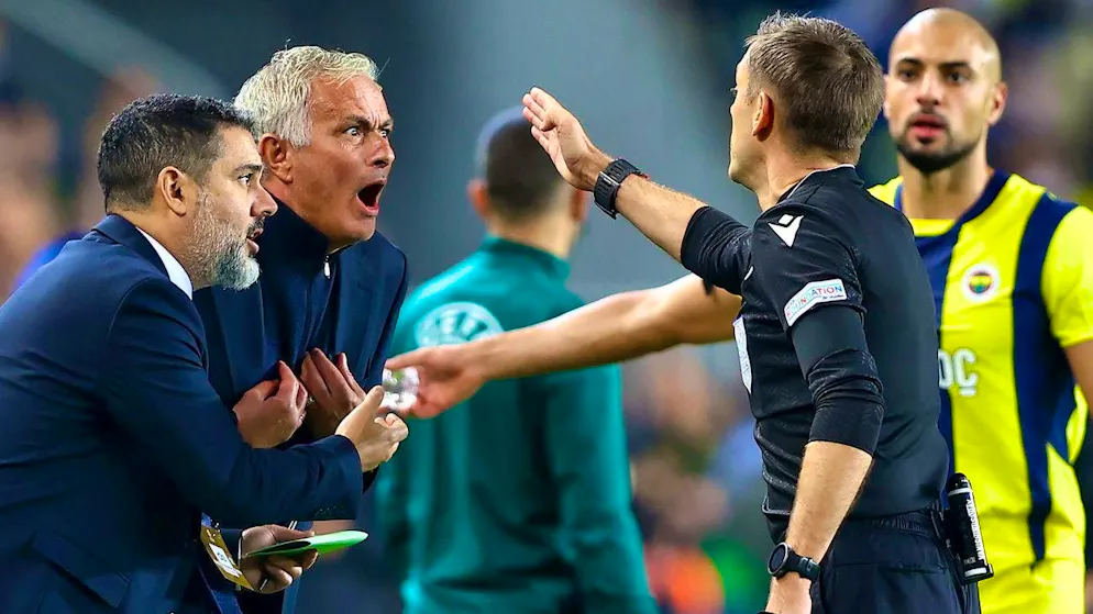 Referee Clement Turpin sends José Mourinho to the stands.