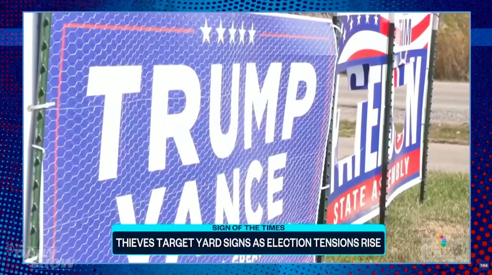 Links ein gesichertes Schild, rechts ein zerstörtes.