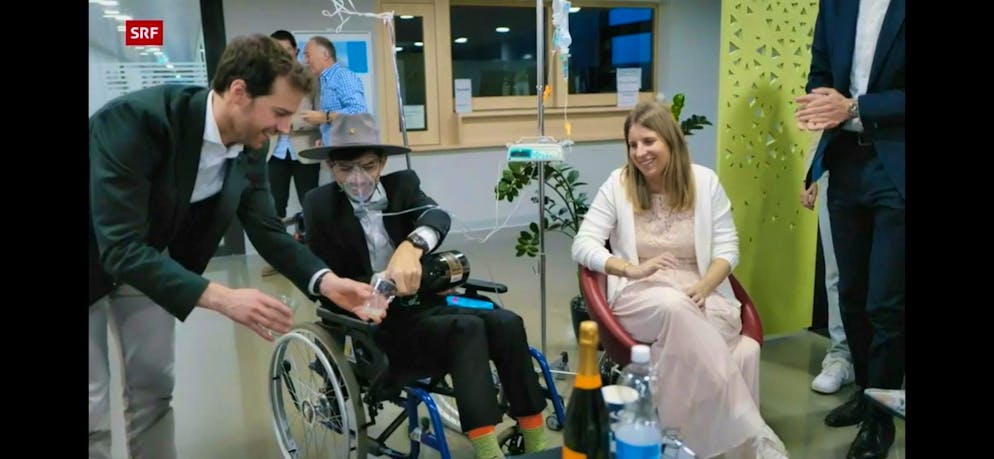 Poco prima della sua morte, Kevin e Carmen Holdener si sposano in ospedale.