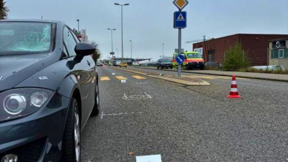 Bei einem Unfall auf einem Fussgängerstreifen in Volketswil wurde am Freitag eine 62-Jährige schwer verletzt.