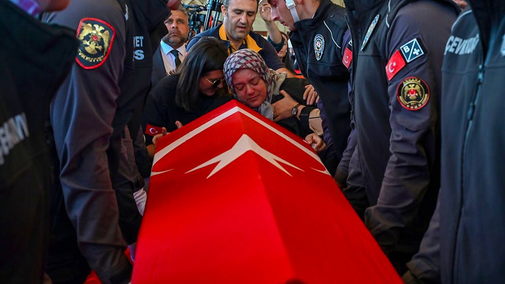 Angehörige von einem Mann, der bei einem Anschlag von PKK-Mitgliedern auf das Türkische Luft- und Raumfahrt (TUSAS) getötet wurde, trauern während einer Beerdigung in der Karsiyaka Moschee. Foto: Ali Unal/AP/dpa