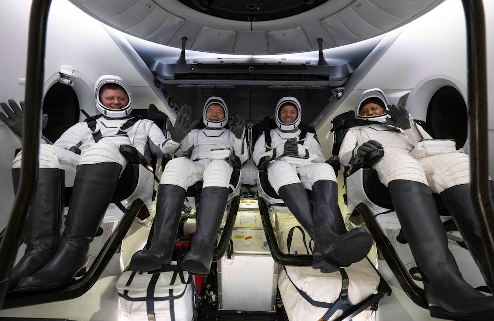 Vier ISS-Raumfahrer wieder auf der Erde gelandet - Gallery. Dieses Foto zeigt den Roskosmos-Kosmonauten Alexander Grebenkin (l), die NASA-Astronauten Michael Barratt (2.v.l.), Matthew Dominick (2.v.r) und Jeanette Epps (r) im Inneren der Raumkapsel kurz nach deren Bergung.