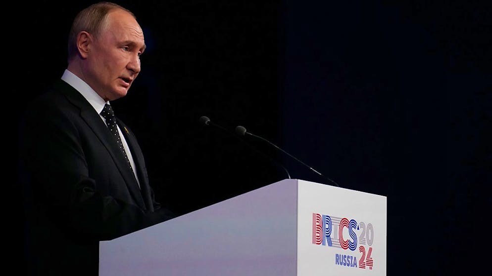 Wladimir Putin (r), Präsident von Russland, nimmt an einer offiziellen Begrüßungszeremonie für die Delegationsleiter auf dem BRICS-Gipfel teil. Foto: Alexander Zemlianichenko/Pool AP/dpa