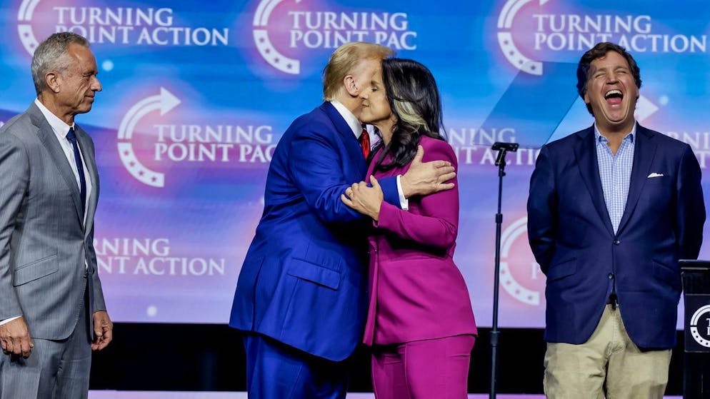 23. Oktober in Duluth, Georgia: Donald Trump herzt Tulsi Gabbard, Robert F. Kennedy Jr. schaut zu und Tucker Carlson lacht sich schlapp.