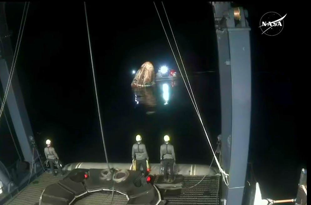 Vier ISS-Raumfahrer wieder auf der Erde gelandet - Gallery. Die im Meer vor Florida gelandete "Dragon-Kapsel" wird geborgen.