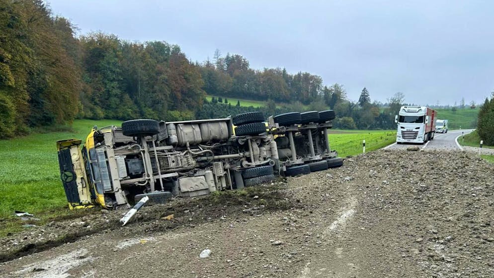 Beim Unfall des Muldenkippers verteilte sich die Kiesladung auf der Strasse in Rottenschwil AG.