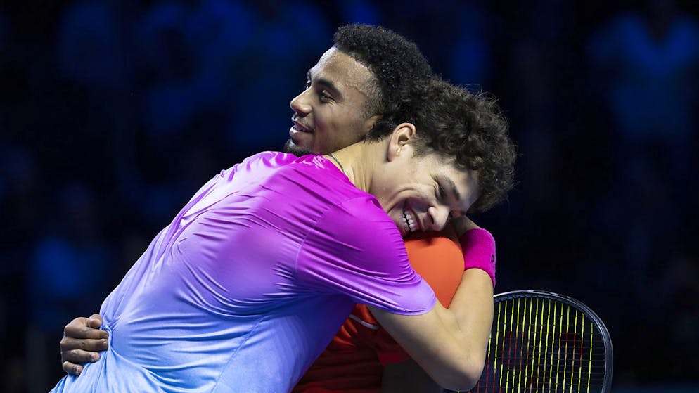 Freundschaftliche Umarmung nach einem Duell mit viel Drama: Ben Shelton (vorne) rang seinen guten Kumpel Arthur Fils nieder