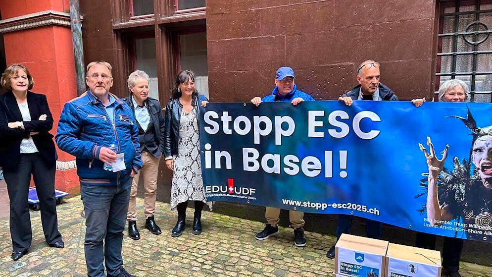 The Federal Democratic Union (EDU) submitted the signatures for a referendum on Saturday. Pictured left is EDU President Daniel Frischknecht.