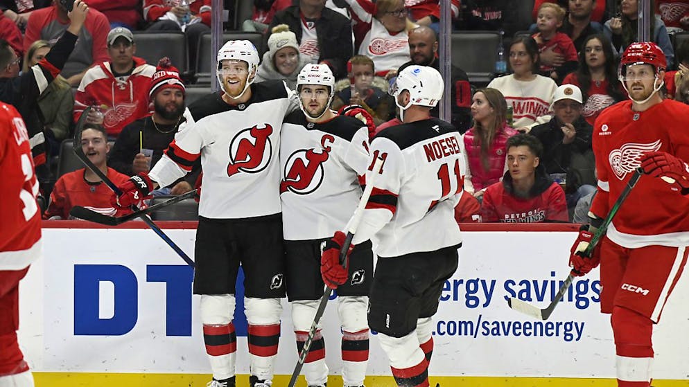 Nico Hischier (Mitte) ist besser in Form als sein Team - in dieser Woche gelangen ihm fünf Tore