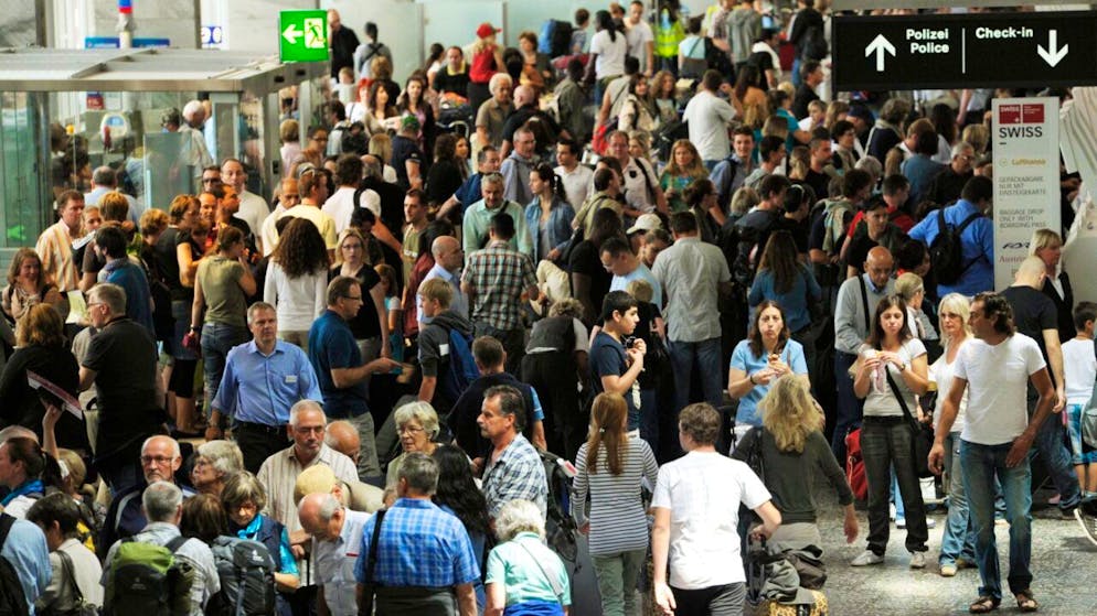 Il forte afflusso di viaggiatori ha messo in difficoltà molti scali e compagnie aeree quest'estate.