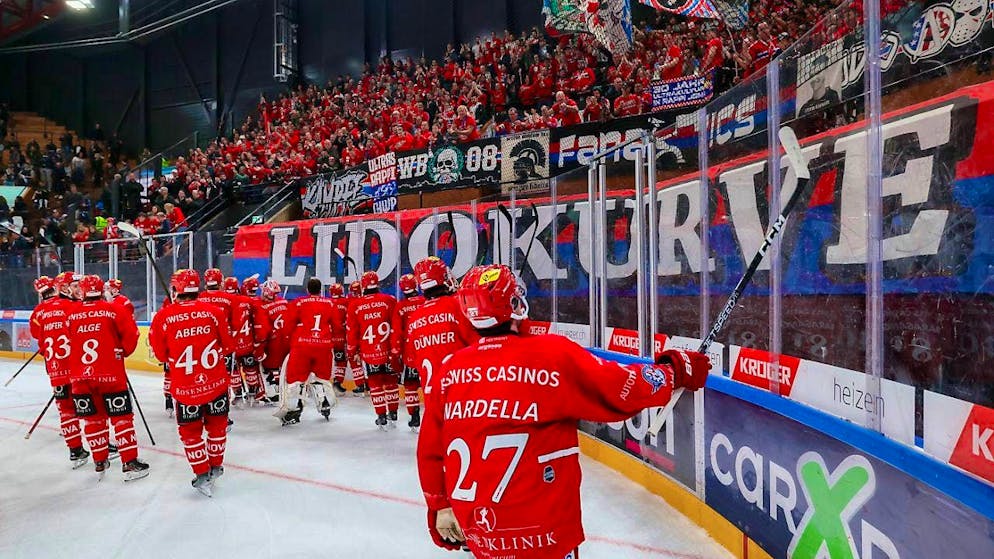 World champion Daniel Vozenilek on a high with EV Zug - Gallery. The home-strong Rapperswil-Jona Lakers are celebrated by the fans after their 2:1 win against Fribourg-Gottéron