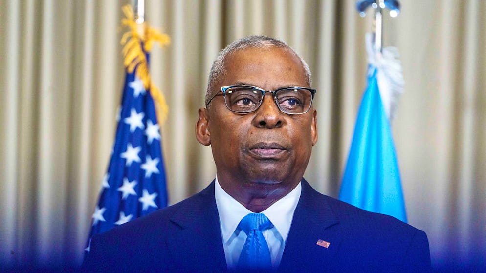 ARCHIV - Lloyd Austin, Verteidigungsminister der Vereinigten Staaten, steht beim Treffen der Ukraine-Kontaktgruppe auf der US Air Base Ramstein vor den Journalisten. Foto: Andreas Arnold/dpa