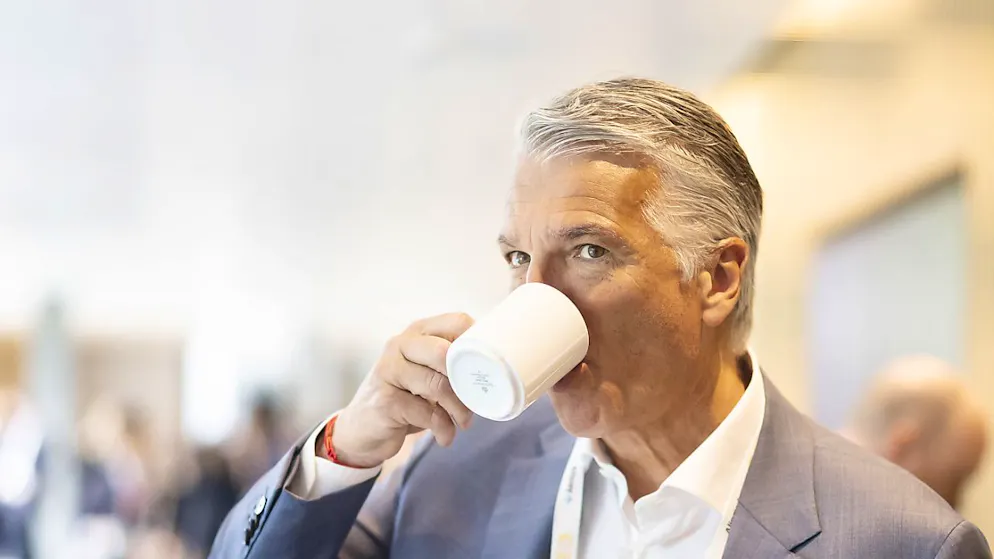 Die Aktionär*innen der UBS werden den Lohn von CEO Sergio Ermotti wohl genehmigen. Viele Schweizer*innen haben wenig Verständnis für solche Löhne in Millionen-Höhe.