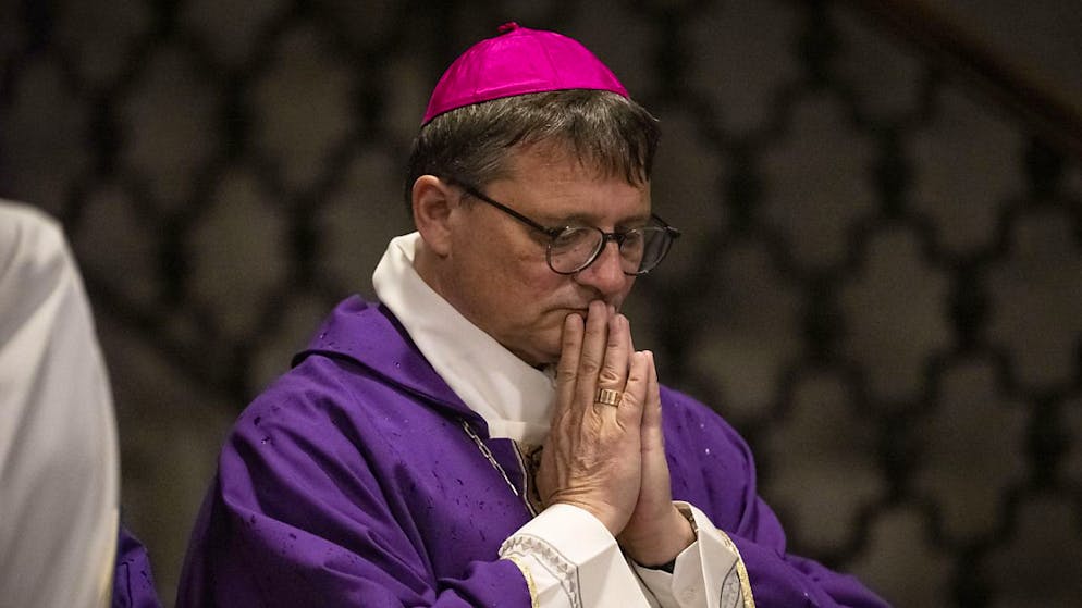 Bischof Felix Gmür ist erfreut darüber, dass mit dem Abschlussdokument der Weltsynode der römisch-katholischen Kirche in Rom die Türen für das Diakonat der Frau offen blieben. (Archivbild)