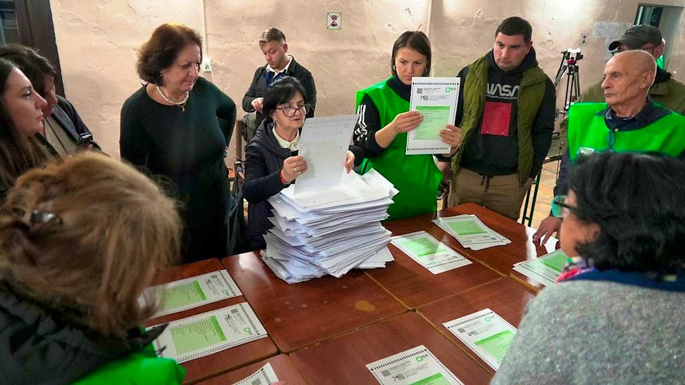 Members of an election commission count the ballots at a polling station in Tbilisi after the parliamentary elections in Georgia. Photo: Kostya Manenkov/AP/dpa