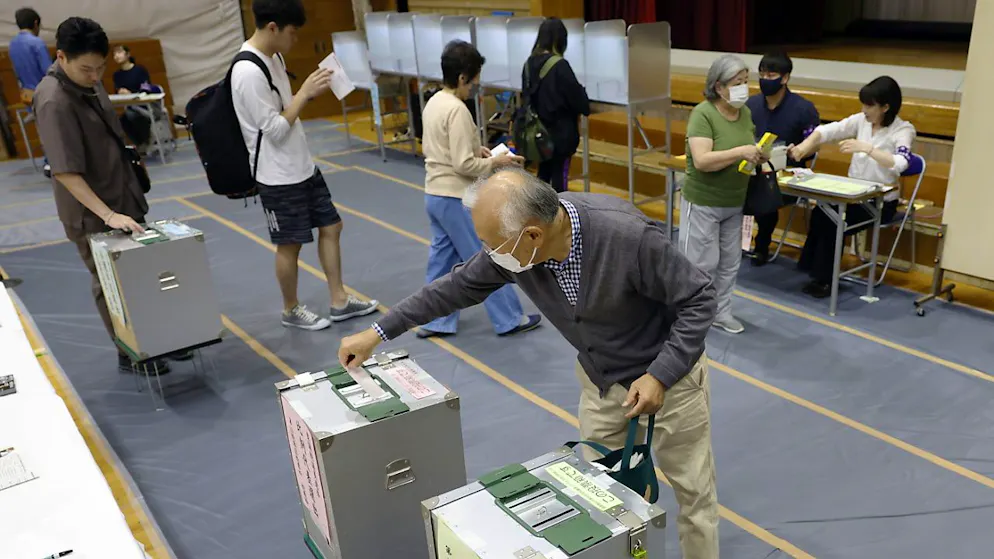 Les premières projections de la chaîne de télévision publique NHK, basées sur des sondages sortie des urnes, attribuent au PLD du premier ministre entre 153 et 219 sièges.