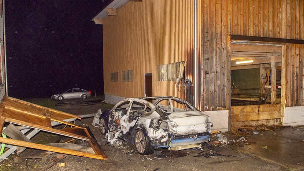 Vom Auto des Betrunkenen blieb in Heldswil nur das ausgebrannte Wrack.