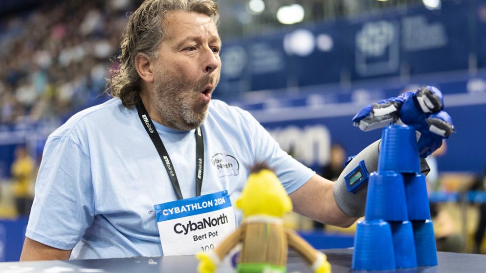 67 teams from 24 countries at the ETH Zurich Cybathlon in Kloten ZH - exhibition. There were 6,000 live spectators on site.