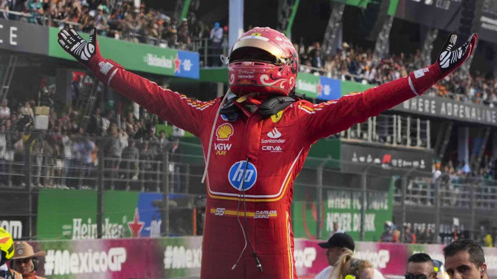 Der 30-jährige Spanier Carlos Sainz jubelt über seinen vierten GP-Sieg, den zweiten in dieser Saison.