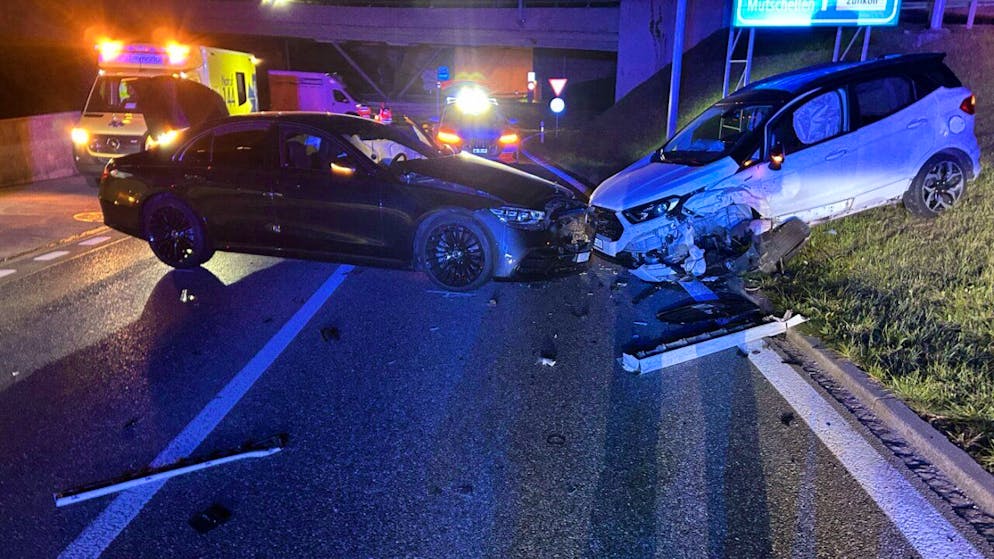 In der Nacht auf Sonntag ist es in Zufikon AG zu einer Frontalkollision zweier Fahrzeuge gekommen.