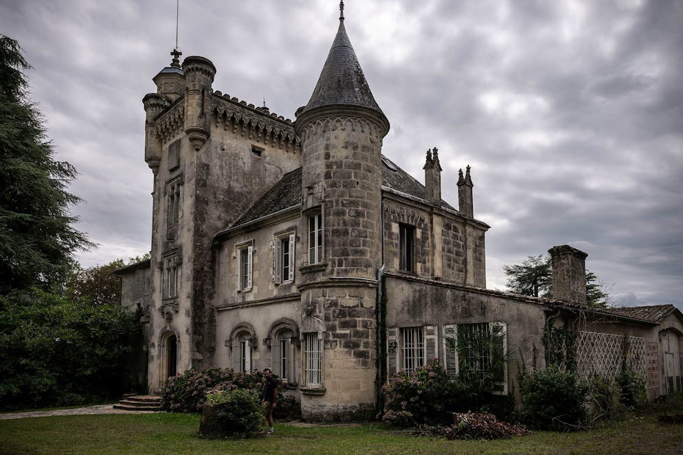 Le château Latour Laguens fut en 2008 l'une des premières propriétés viticoles rachetée par une société chinoise dans le premier vignoble AOC de France.