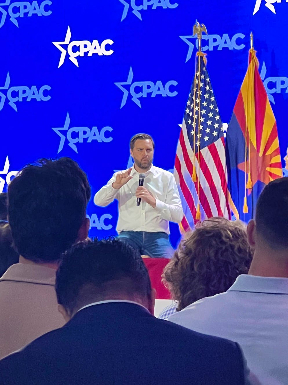 Wie Trumps Republikaner um wichtige Latino-Stimmen kämpfen - Gallery. J.D. Vance wird bei einem Auftritt in einer Kirche in Mesa gefeiert.