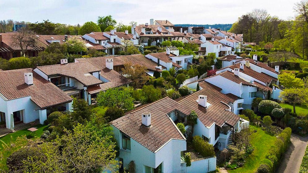 Although property prices are rising, you can save several thousand francs a year compared to 2022 - thanks to the Hypotekar interest rate. (archive image)