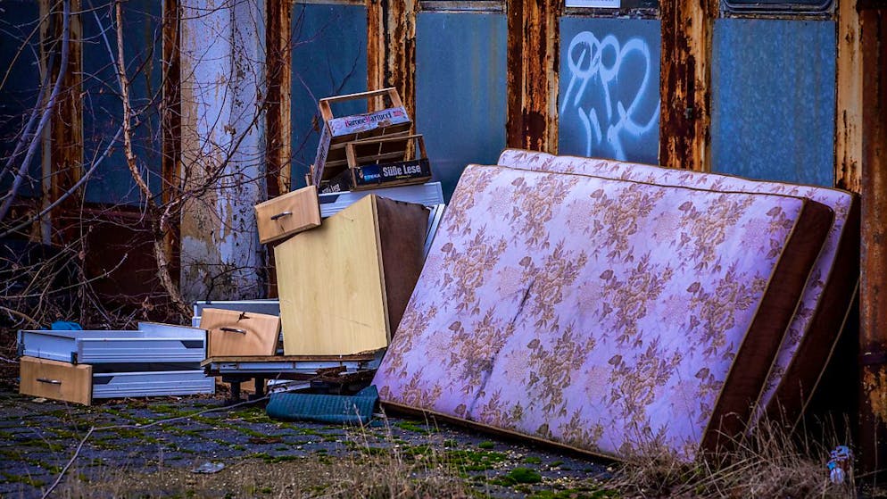 ARCHIV - Die Haushaltshilfe aus der norditalienischen Stadt Montebelluna war nach einem Bericht der Tageszeitung «Tribuna di Treviso» der Überzeugung, dass es sich bei der erheblich abgenutzten Matratze nur um Sperrmüll handeln könnte. Foto: Jens Büttner/dpa-Zentralbild/dpa