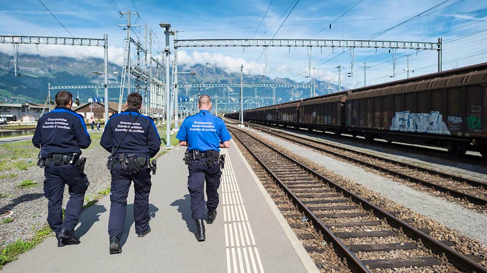 Sich verändernde Migrationsbewegungen an der Grenze sind einer der Gründe, wieso sich die St. Galler Regierung am geplanten Interventionszentrum des Bundes beteiligen will. (Archivbild)