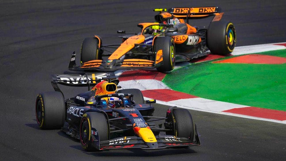 Max Verstappen (front) and Lando Norris don't give each other anything in Mexico either.
