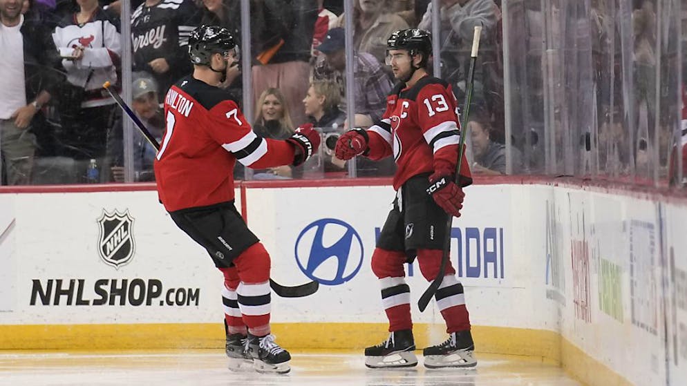 Wieder nimmt Nico Hischier (Nr. 13) Gratulationen zu einem Tor entgegen. Hischier führt die Goalgetter-Wertung in der NHL nach drei Wochen mit 9 Toren an.