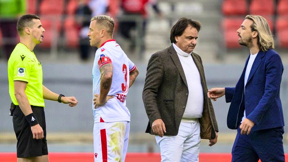 Il presidente del Sion Christian Constantin e suo figlio Barthélémy si lamentano con l'arbitro Nico Gianforte.