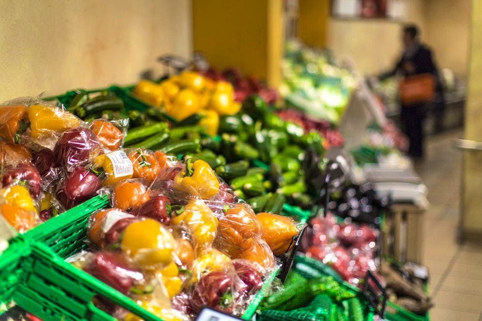 Migros has reduced the price of up to 2,200 products as of today (KEYSTONE/Gaetan Bally)