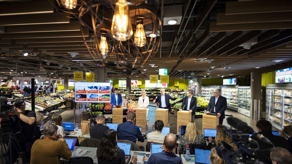 Branded items are being removed from the range. Cucumbers, apples, carrots - Migros responds to discounter price pressure