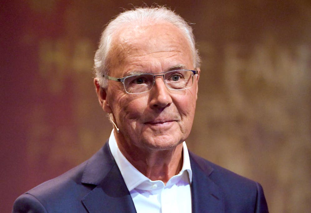 Von diesen Stars mussten wir uns 2024 verabschieden. <strong>07.01. Franz Beckenbauer (78):</strong> Der Fussballer, Trainer und Sportfunktionär war eine der herausragendsten Persönlichkeiten des deutschen Fussballs.