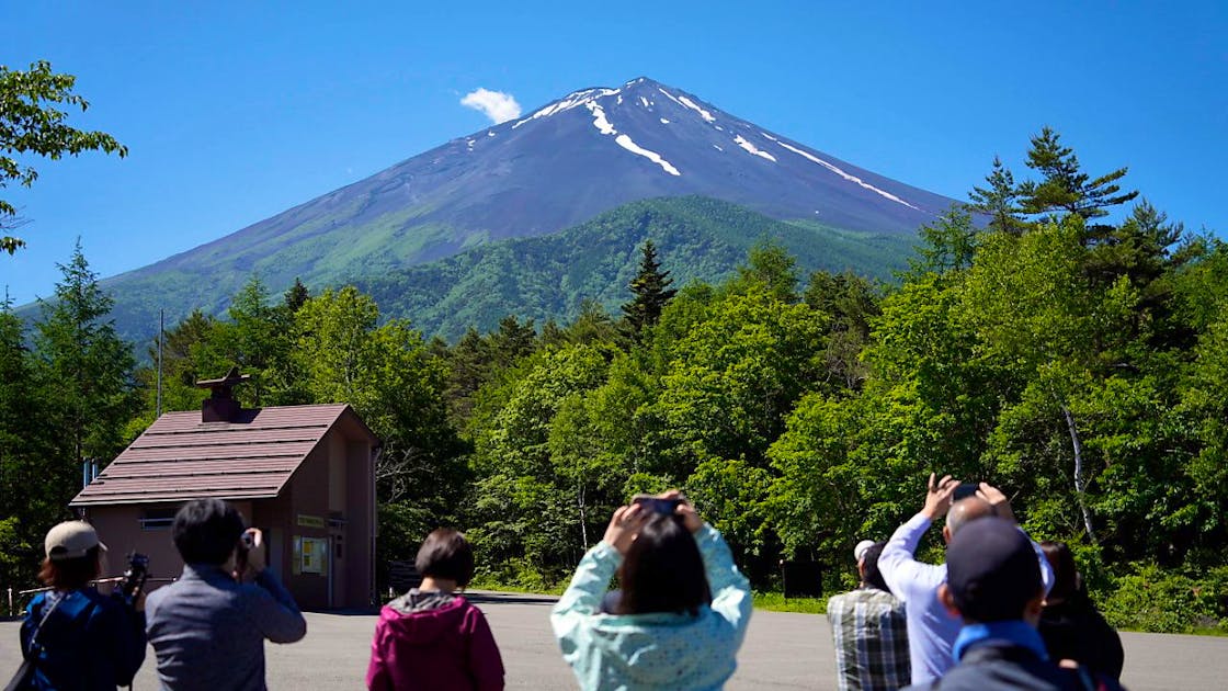 自然科学：気候変動によりまだ雪が降らない日本の富士山