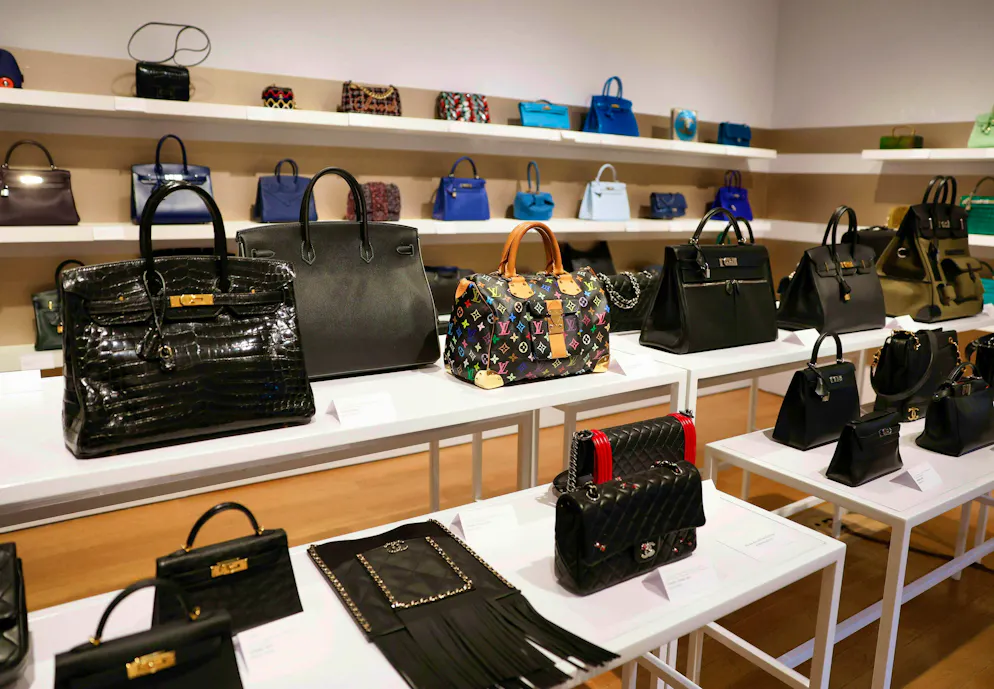 200 luxury handbags are auctioned off by the canton of Bern.