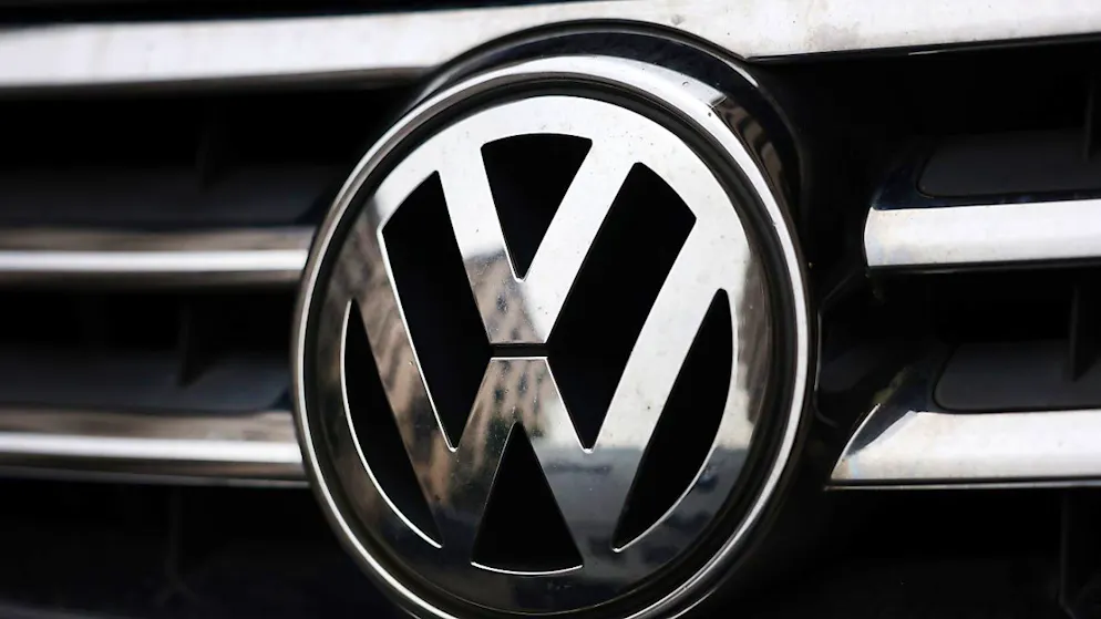 VW va entamer mercredi le deuxième round de négociation sur un nouvel accord collectif "maison" avec le syndicat IG Metall. (EPA/ANDY RAIN)