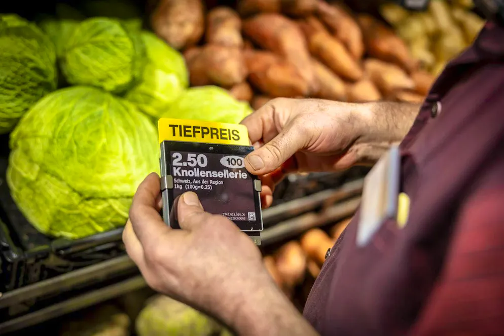 About a month ago, Migros announced a new strategy. Over a thousand products are to become cheaper forever. (Keystone/Michael Buholzer)