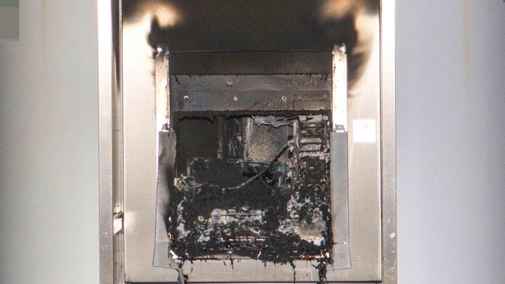 Der Bancomat wurde durch den Brand weitgehend zerstört.