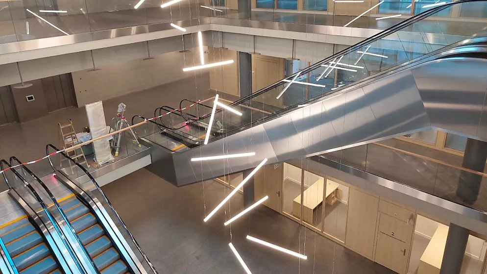 Rolltreppen führen in der Eingangshalle des Neubaus des Kantonsspitals Baden vom Erdgeschoss bis in den zweiten Stock.